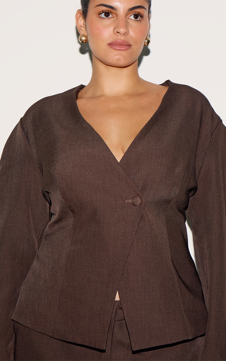 Plus Blazer de tailleur asymétrique chocolat profond à taille cintrée image 4