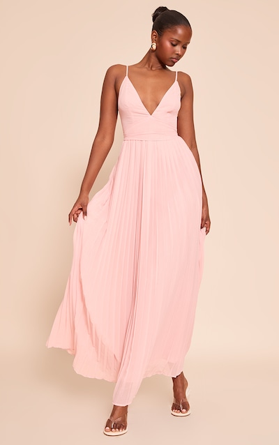 Robe longue en mousseline de soie rose pâle plissée à bretelles fines et détail ceinture
