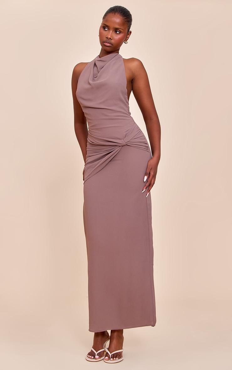 Robe longue en mousseline de soie gris champignon à détail torsadé image 3