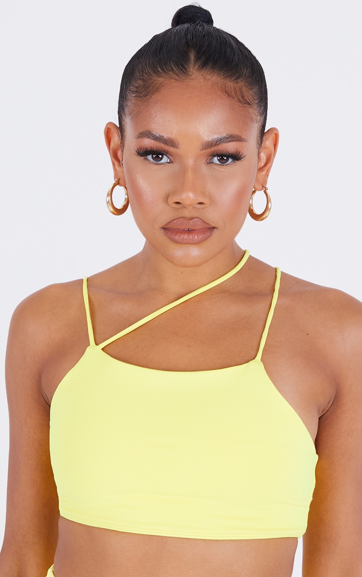 Brassière de sport jaune asymétrique image 4