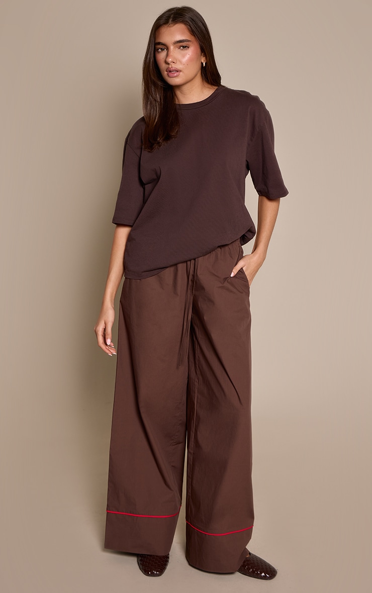 Pantalon large chocolat foncé à lisérés contrastants