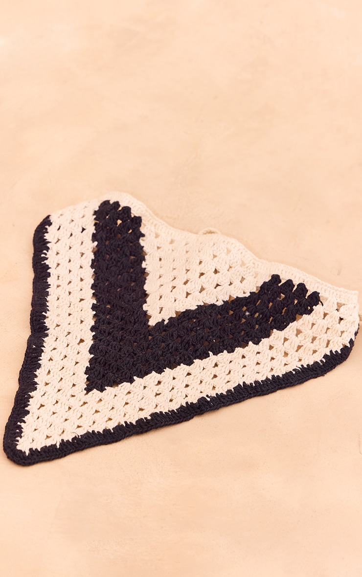 Bandana en maille style crochet noir et blanc image 2