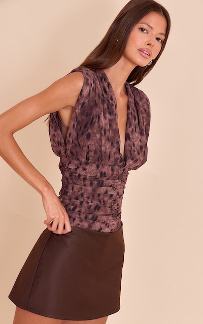Top en mousseline de soie marron imprimé léopard à décolleté et détail structurant