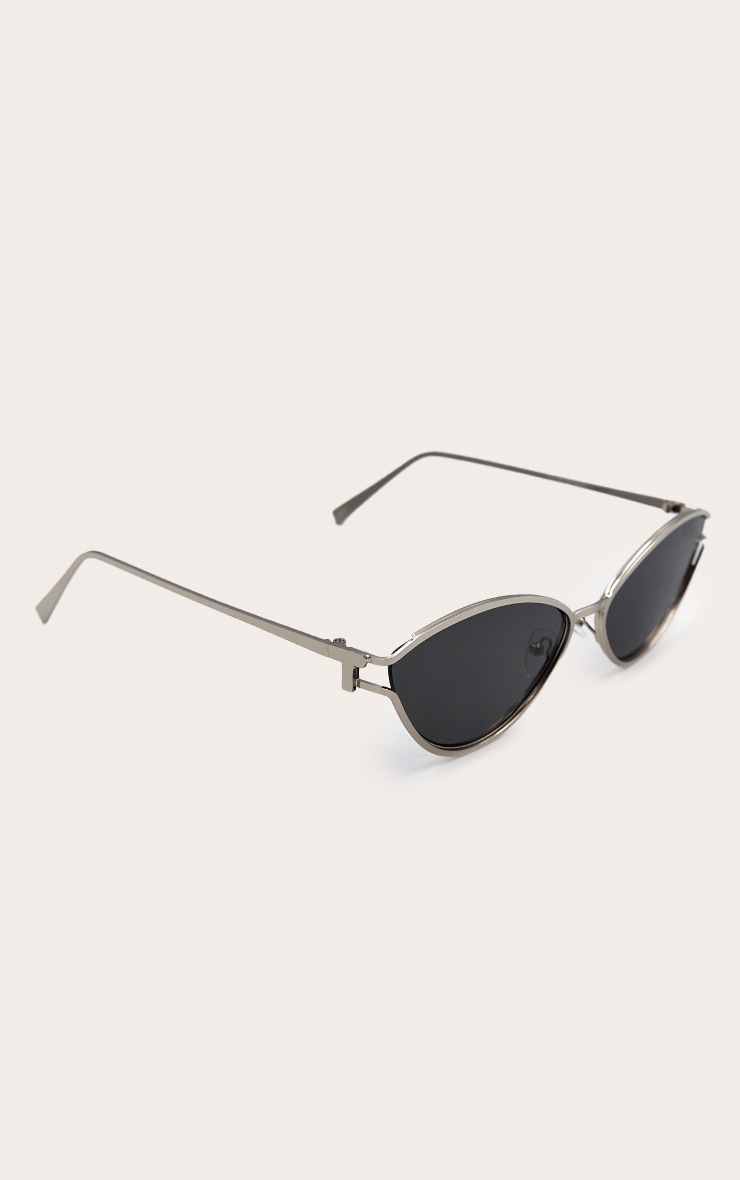 Lunettes de soleil oeil de chat à verres noirs et monture argentée métallisée image 2