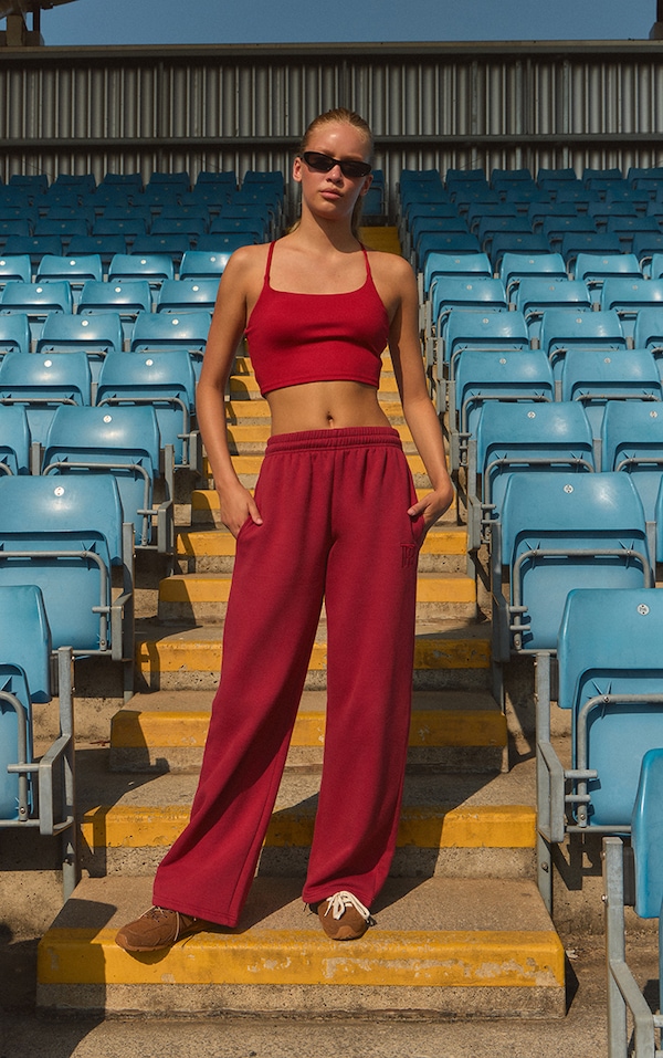 Jogging droit en sweat rouge imprimé "PrettyLittlething"