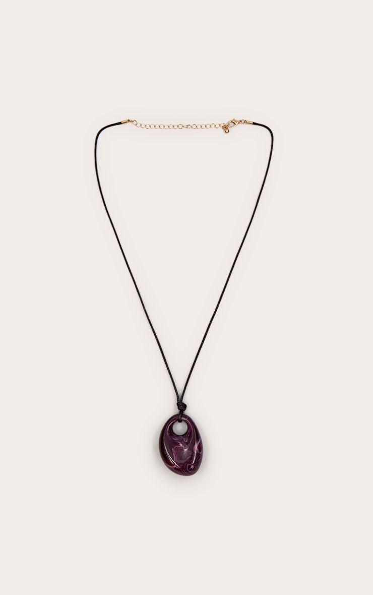 Collier à pendentif en résine prune image 2