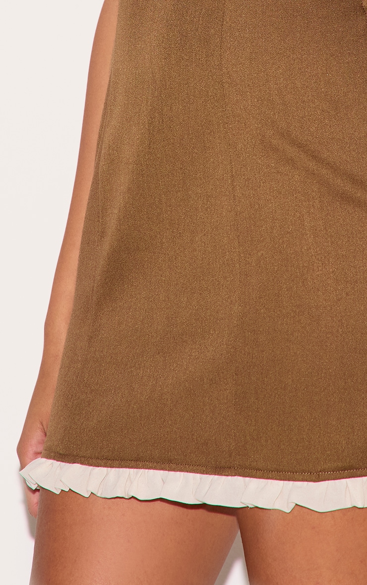 Robe moulante chocolat à col rond et ourlet volanté image 4