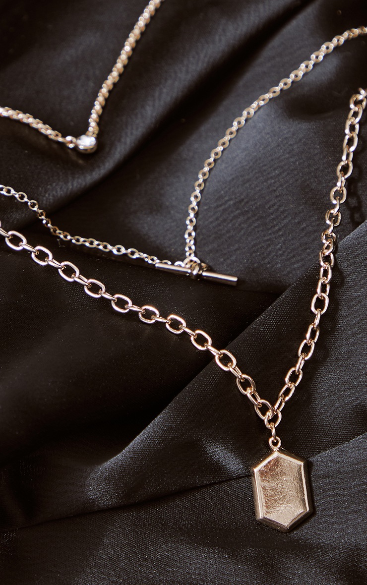 Collier en plaqué or chaîne avec pendentif carré ajouré et oxydes