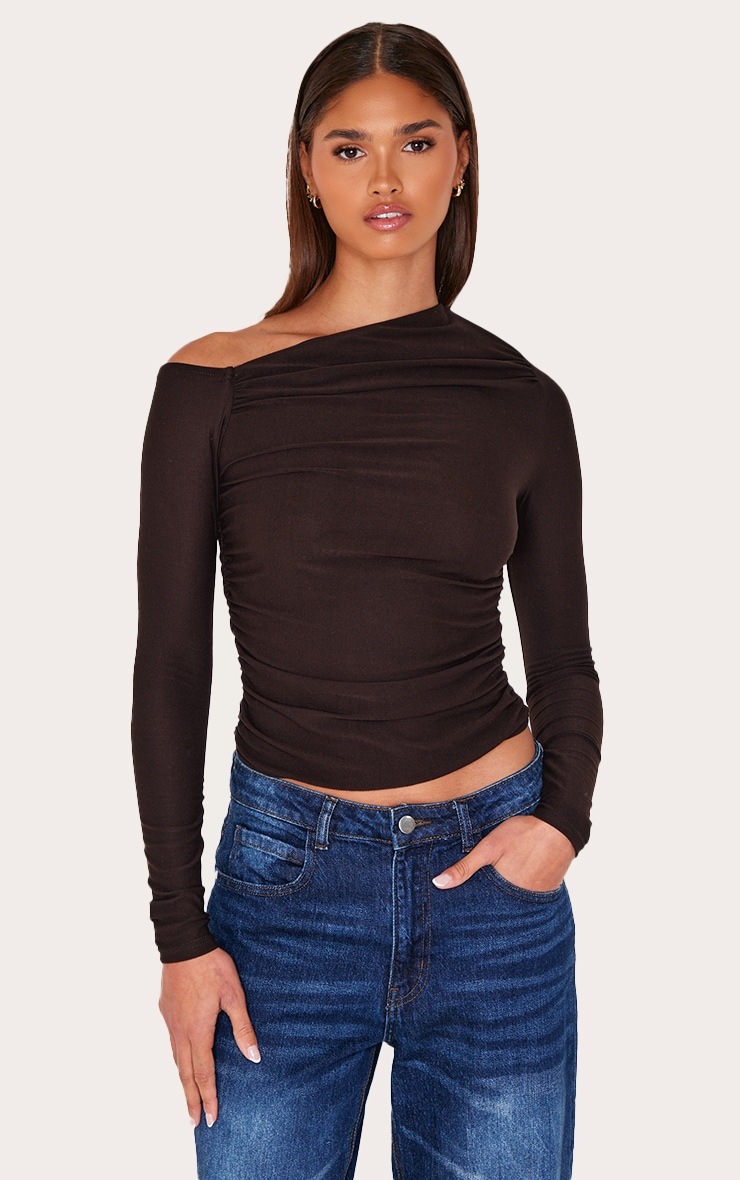 Top doux chocolat à manches longues et détail asymétrique image 1