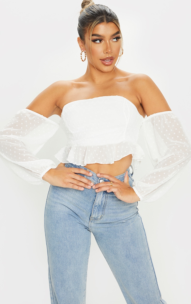 Crop top col bateau en mesh à pois blanc et ourlet volanté
