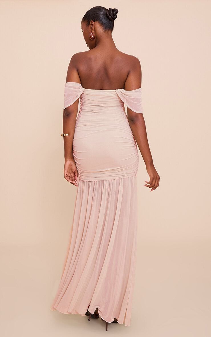 Robe longue en mesh rose clair froncée à col bardot image 2