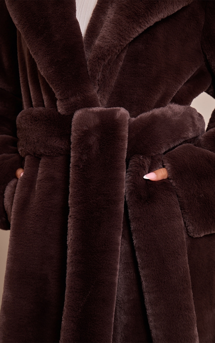 Tall Manteau long en fausse fourrure chocolat à taille nouée image 4