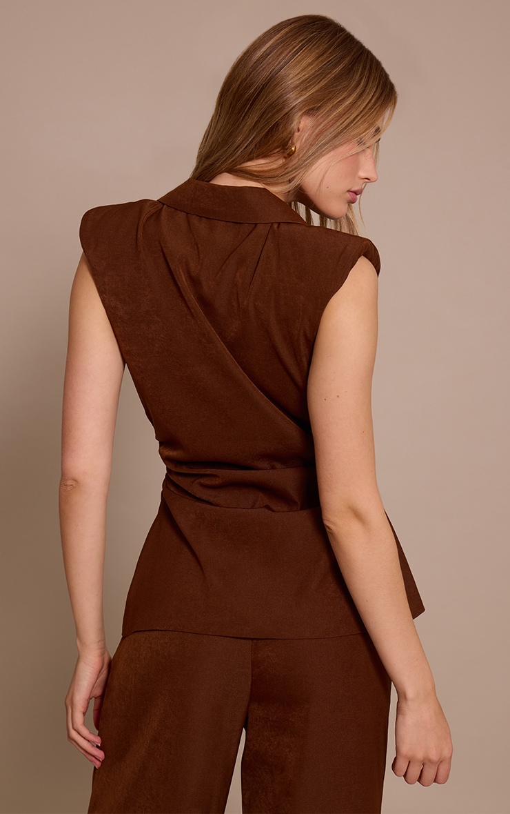 Gilet de tailleur tissé chocolat à épaulettes et taille froncée image 2