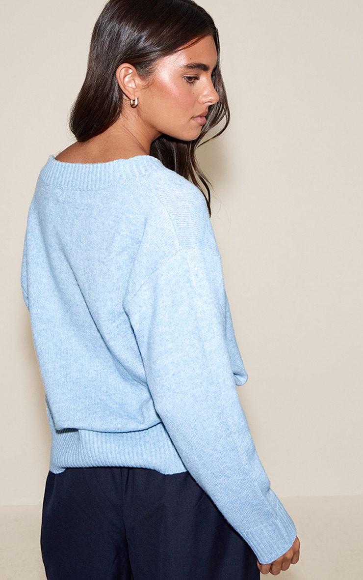 Pull en maille tricot bleu clair à col en V image 2