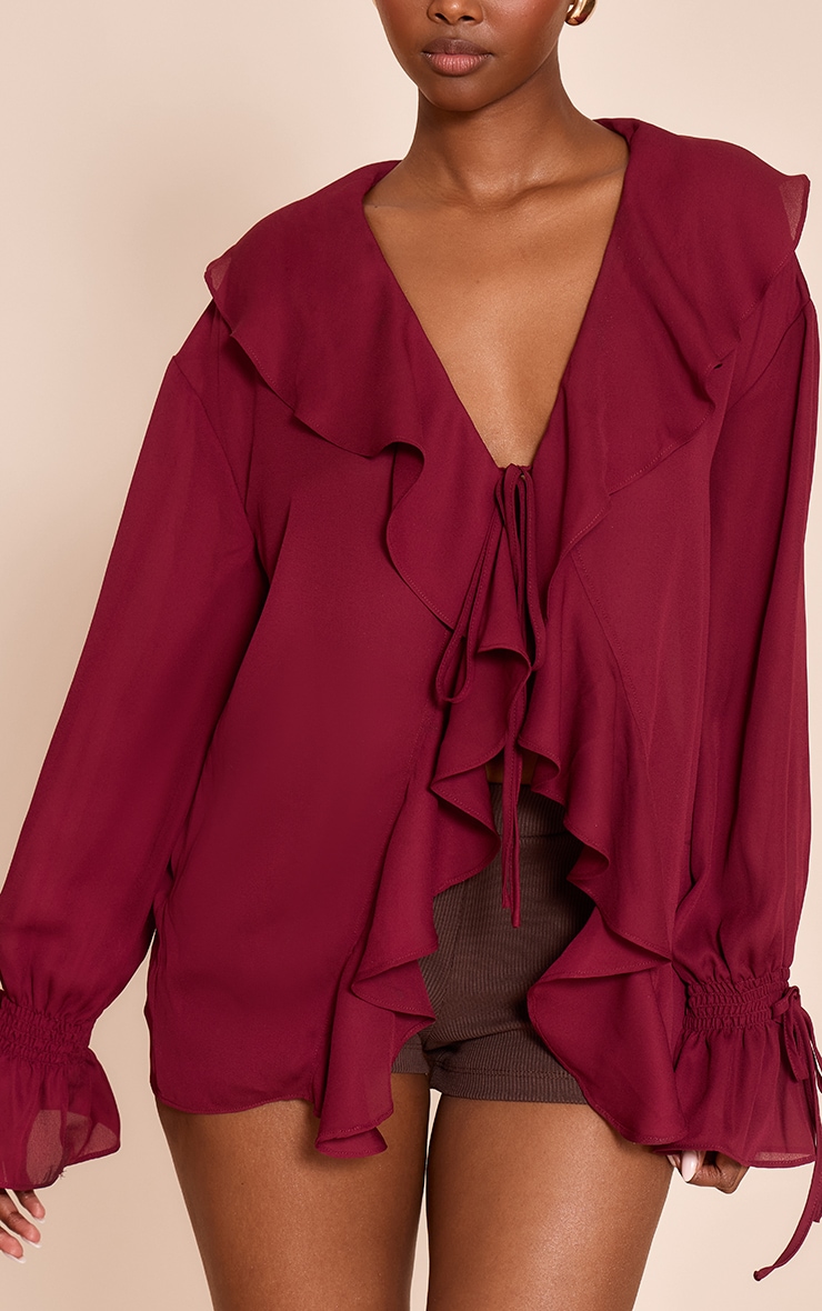 Blouse en mousseline de soie rouge vin nouée devant à volants image 4
