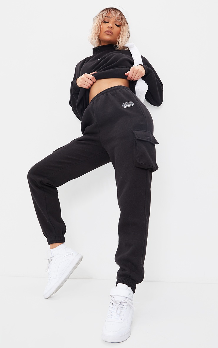 PRETTYLITTLETHING - Jogging noir à badge slogan New Season