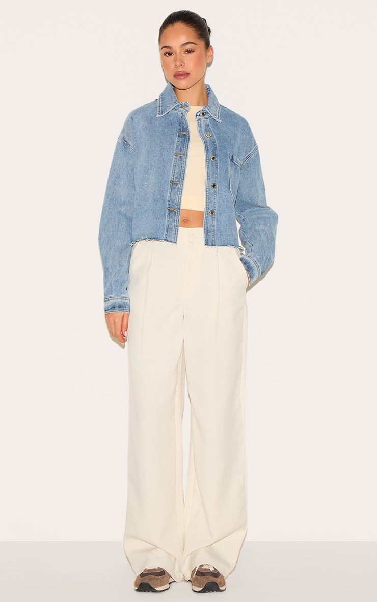 Chemise courte en jean bleu moyen délavé à ourlet coupé image 3