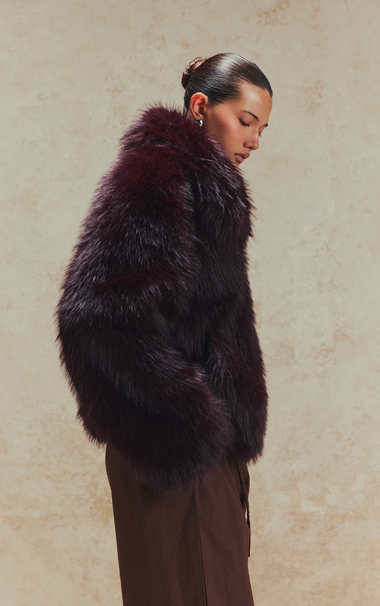 Manteau en fausse fourrure rouge cerise à col oversize image 2