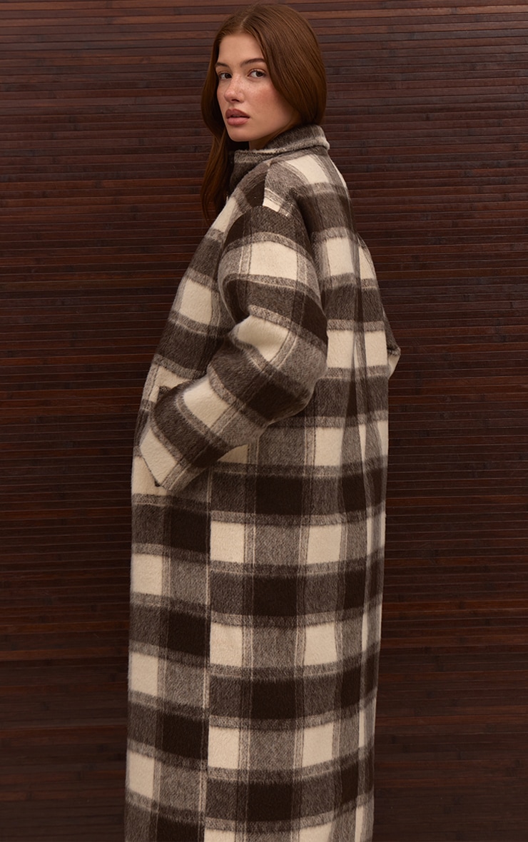 Manteau long en effet laine à carreaux et col entonnoir image 3