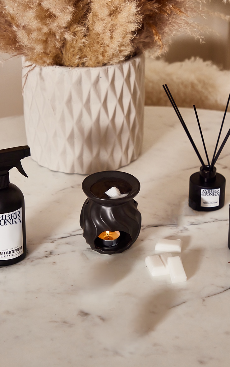 PRETTYLITTLETHING Hotel Collection Amber & Tonka Wax Melt 1