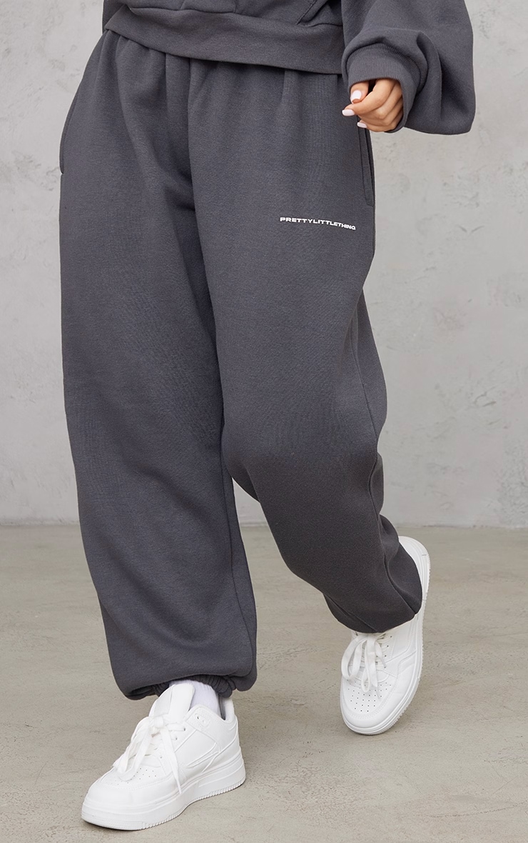 PRETTYLITTLETHING Petite Jogging oversize gris anthracite image 2