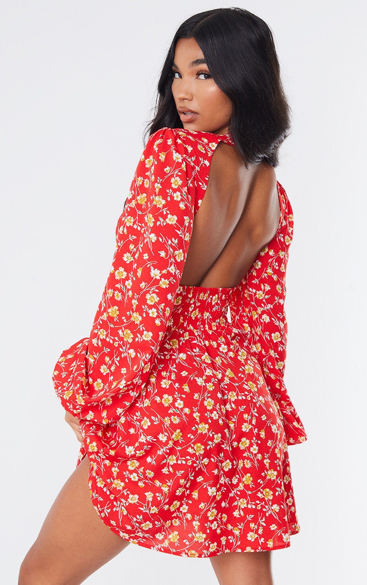 Robe droite rouge imprimé fleuri resserrée à la taille à dos nu