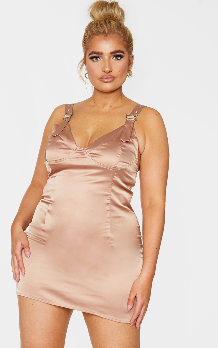 PLT Plus - Robe moulante café au lait satinée à bretelles à boucle