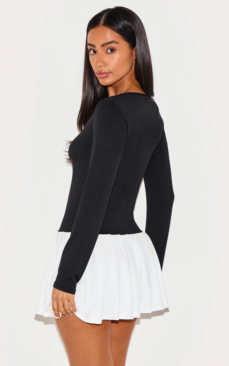 Petite Mini robe moulante noire plissée contrastée à manches longues image 2