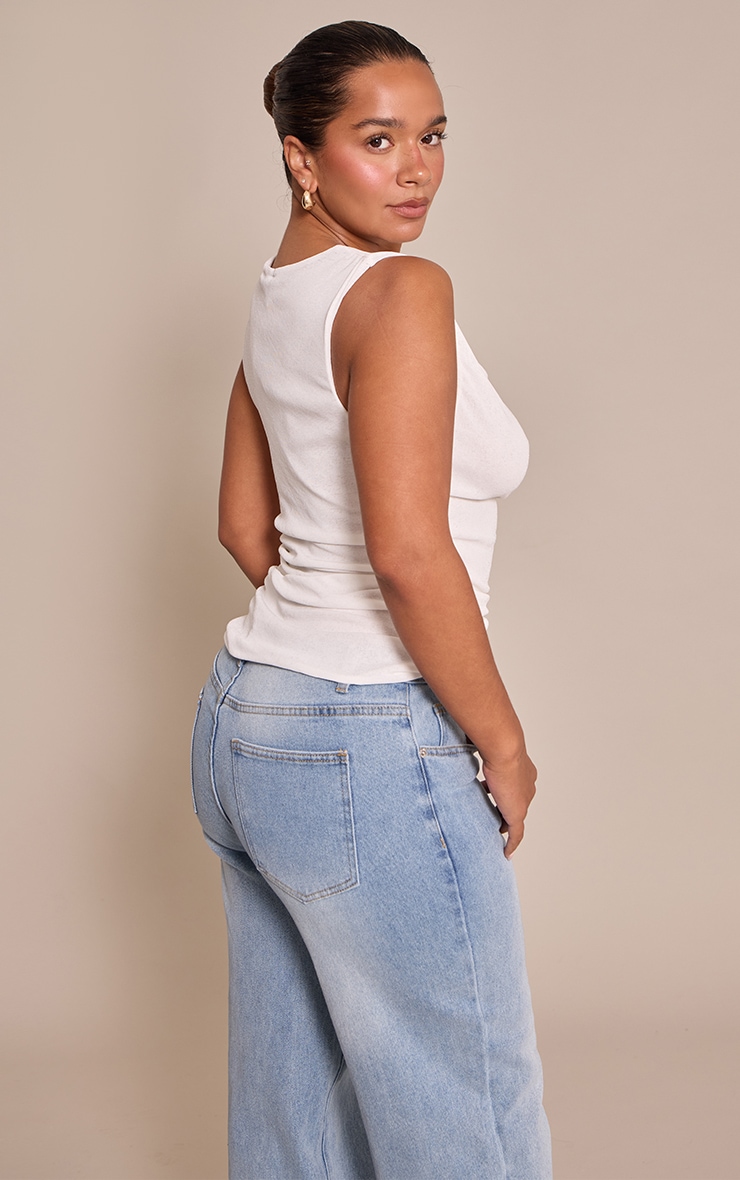 Top asymétrique blanc coupe oignon skin avec encolure froncée image 2
