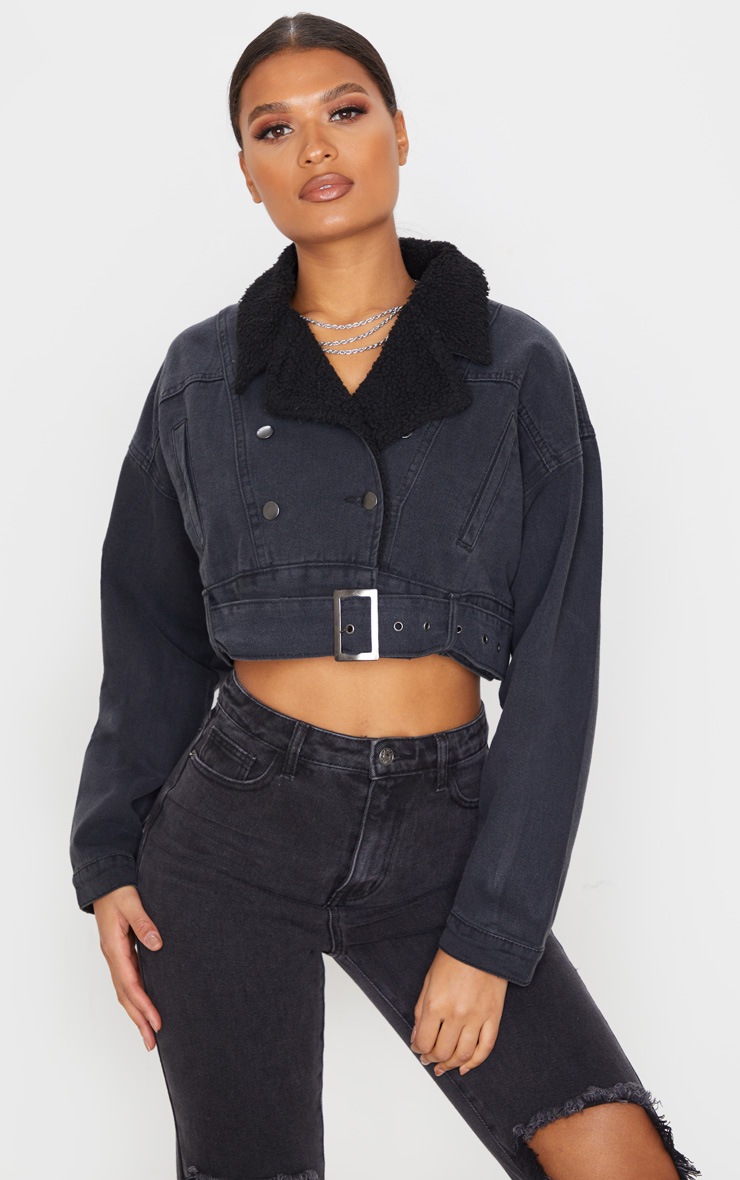 Veste courte en jean noir délavé à col faux mouton