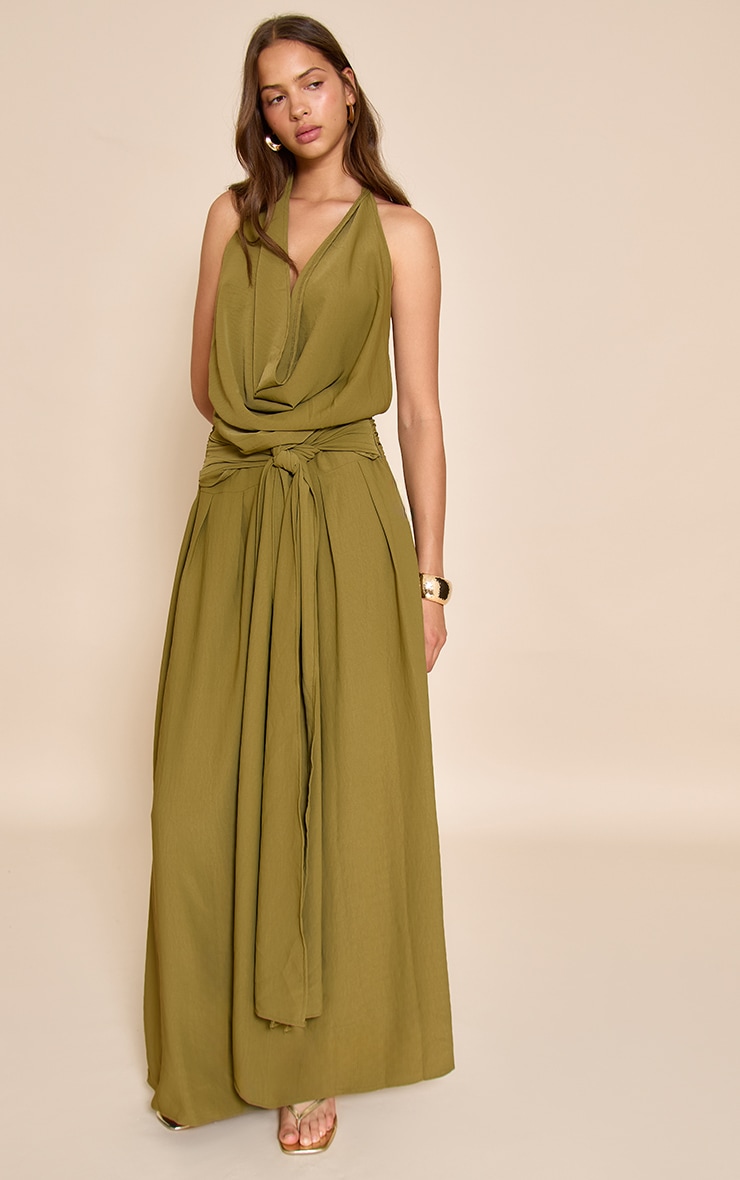 Robe longue fluide tissée vert olive à col bénitier et dos échancré image 1