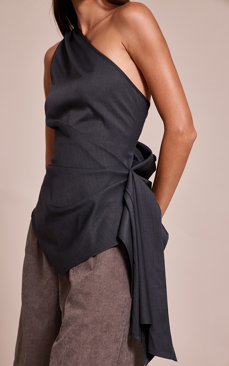 Top tissé drapé gris anthracite à épaule unique image 4