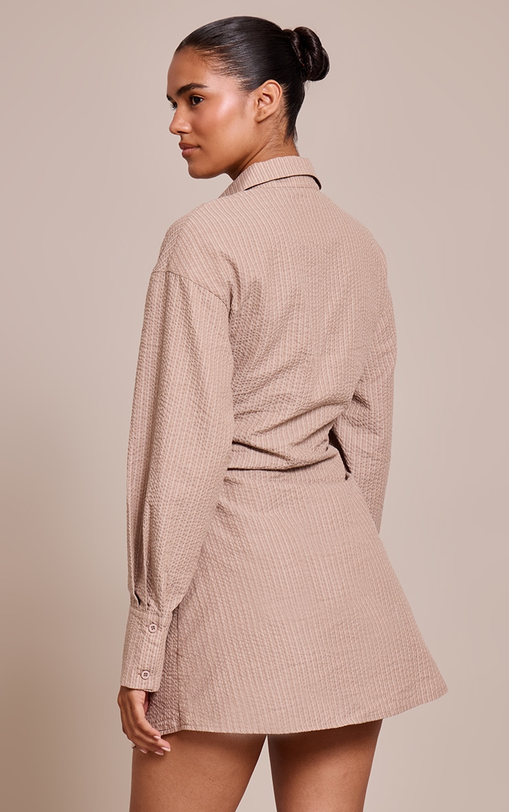 Robe chemise en coton seersucker taupe à fines rayures et taille cintrée image 2
