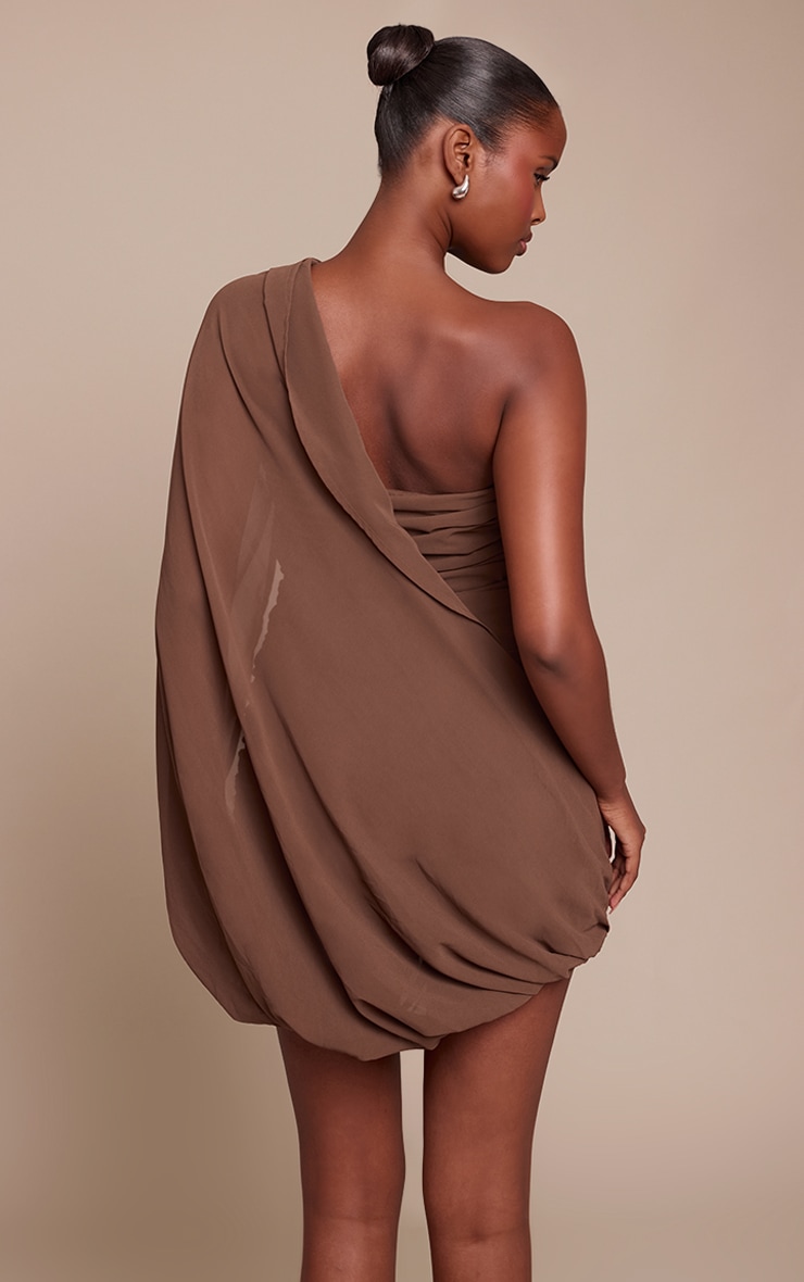 Mini robe en mousseline de soie chocolat froncée à épaule unique image 2