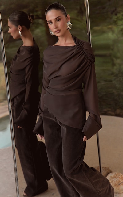 Top en mousseline de soie chocolat foncé à détail drapé