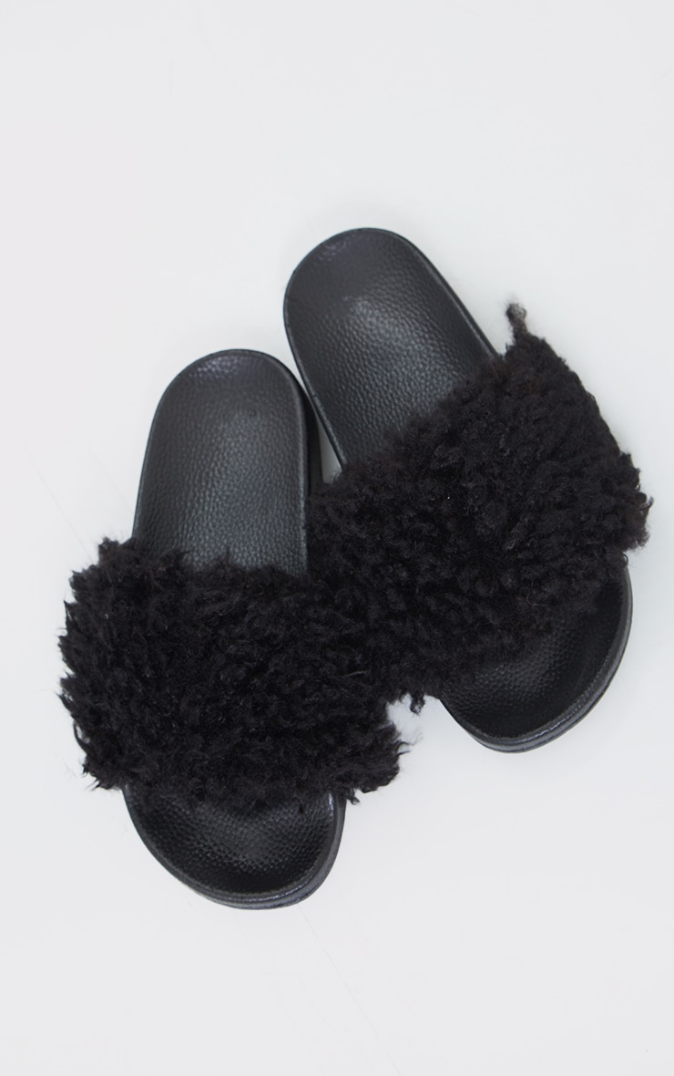 Claquettes noires en fausse fourrure