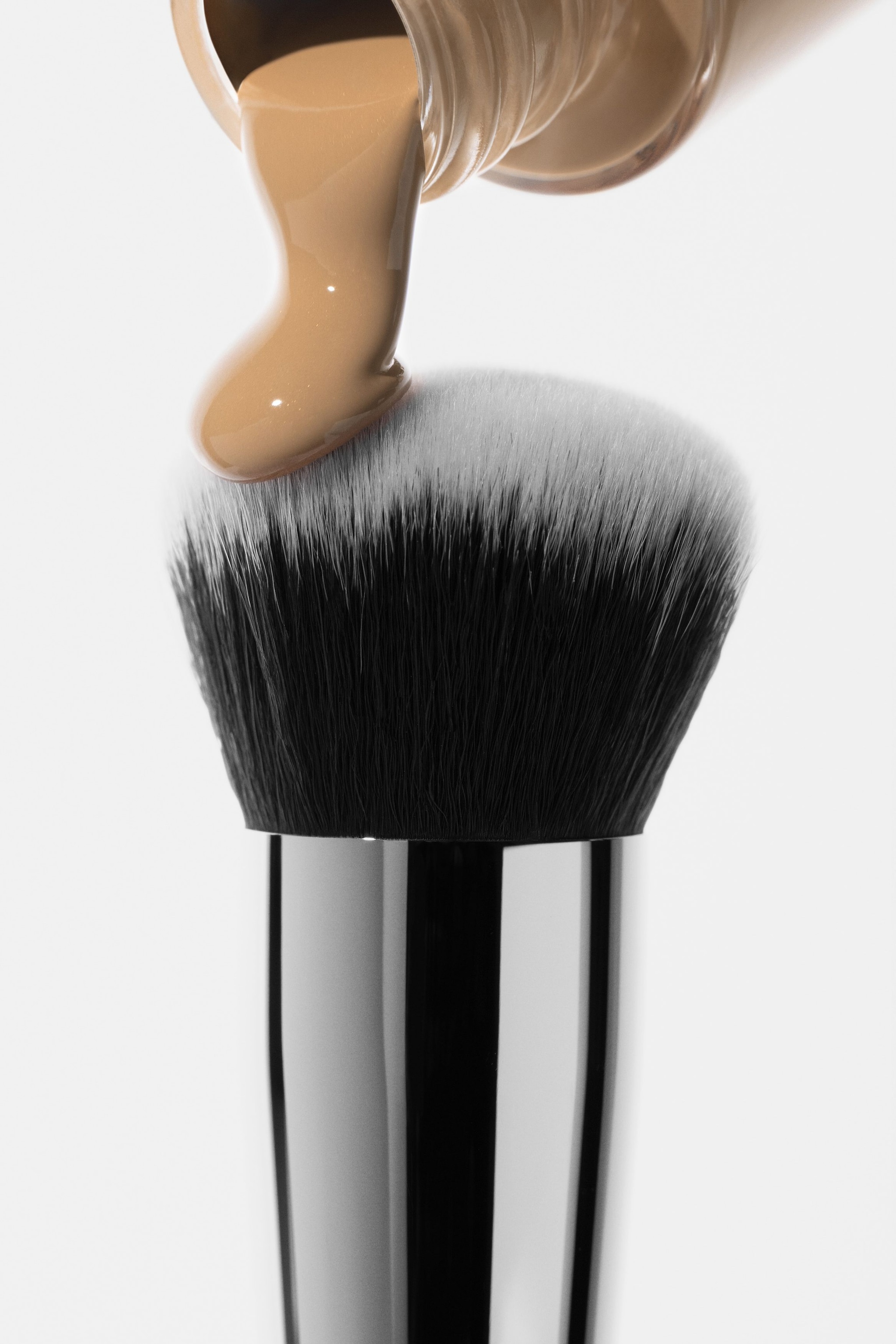 INGLOT All Covered Face Foundation image 3