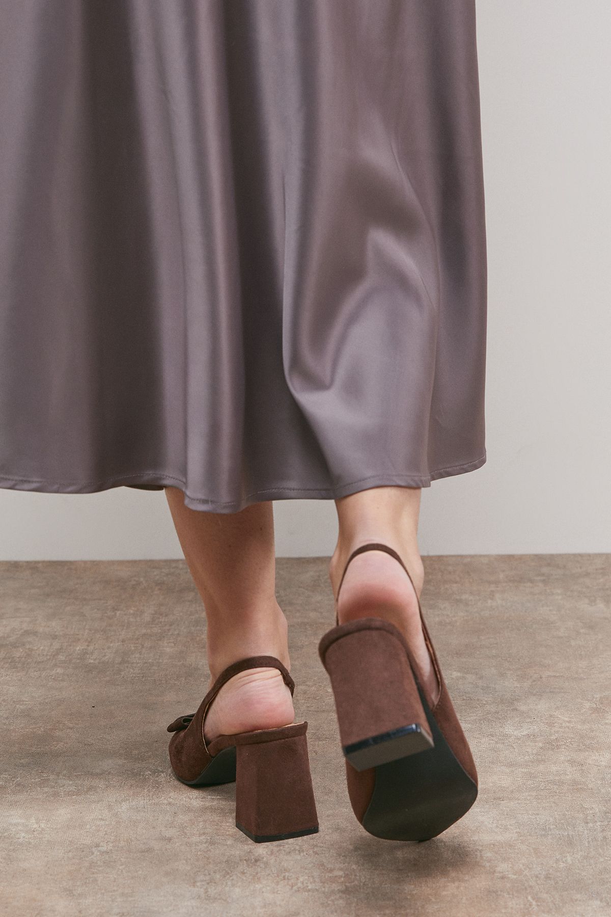 Oasis Vala Faux Suede Bow Detail Slingback High Block Heel Court Shoes Chocolate image 3