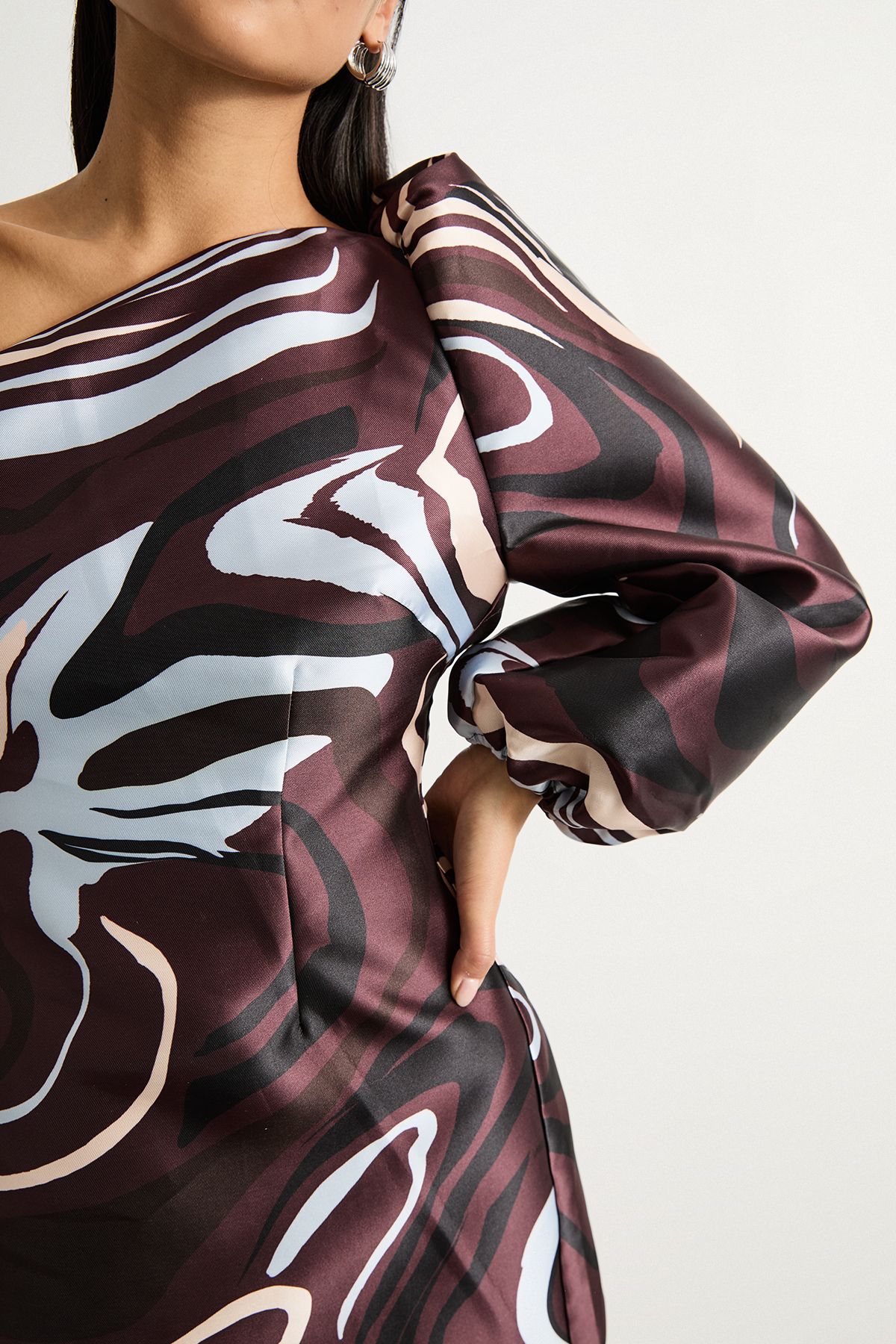 Warehouse Petite Printed One Shoulder Puff Sleeve Mini Dress Brown image 4