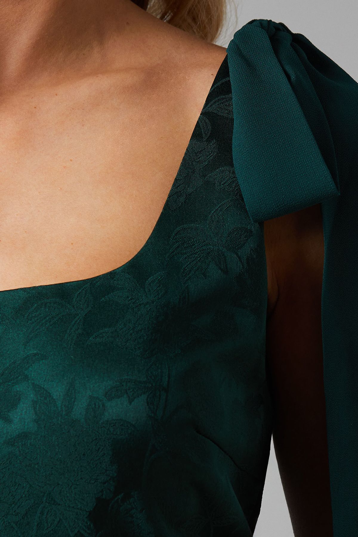 Oasis Petite Square Neck Chiffon Tie Shoulder Satin Jacquard Bridesmaid Maxi Dress Emerald image 5