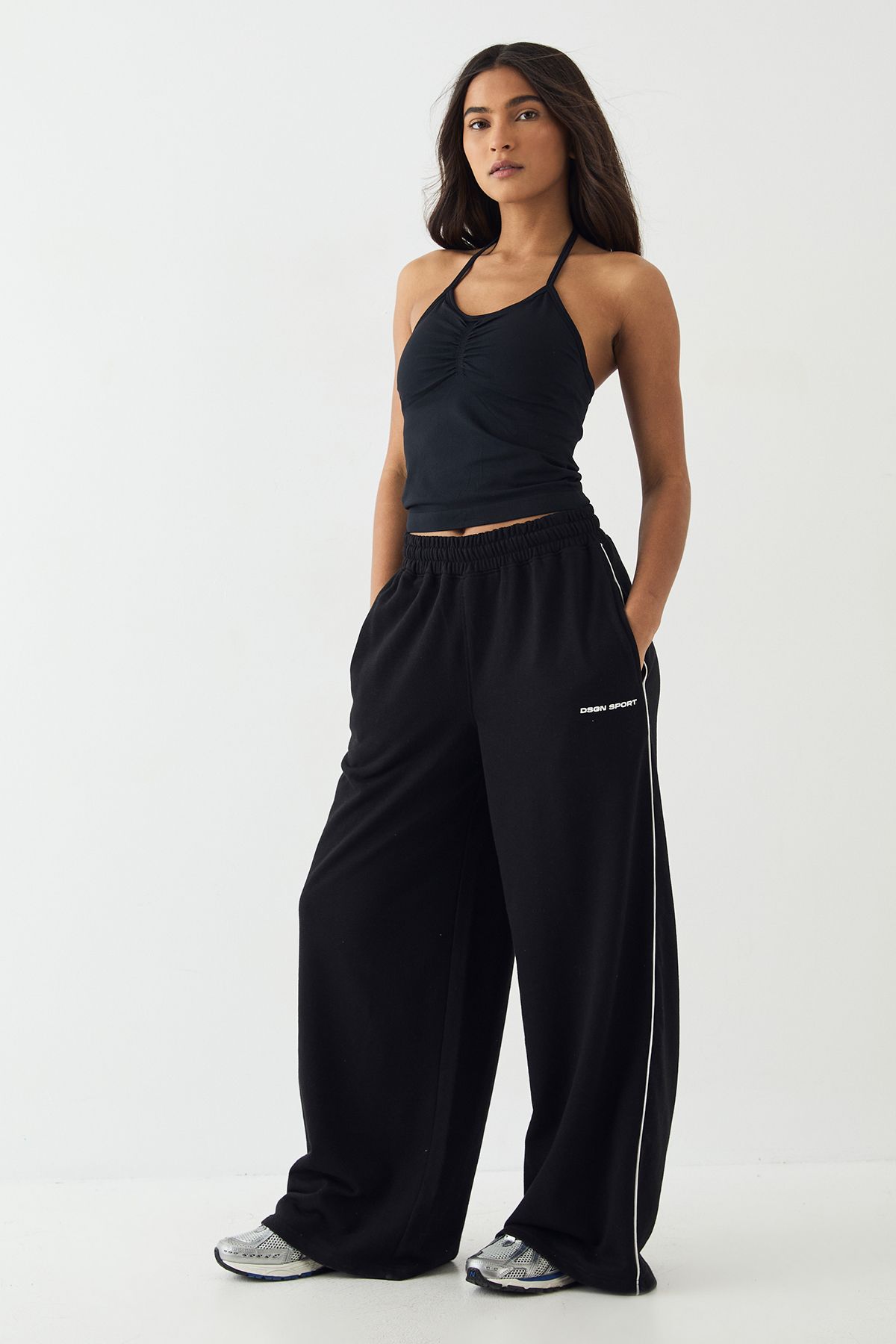 DSGN Studio DSGN Studio Piping Detail Mid Rise Wide Leg Jogger Black image 3
