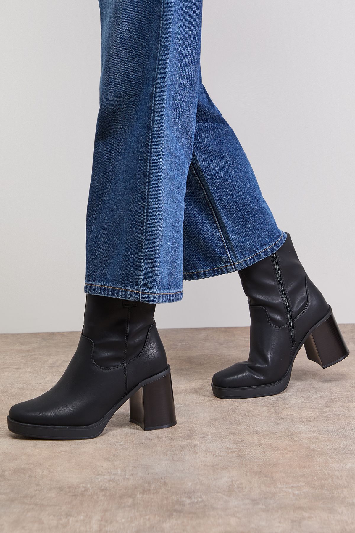 Oasis Wide Fit Carina Faux Leather Round Toe High Block Platform Ankle Boots Black image 1