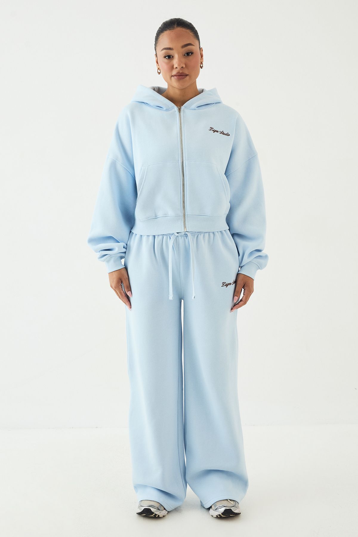 DSGN Studio DSGN Studio Script Embroidered Straight Leg Jogger Light Blue image 5