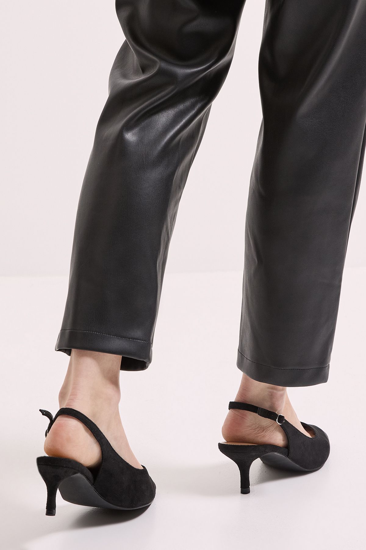 Dorothy Perkins Wide Fit Dova Slingback Kitten Heel Court Shoes Natural Black image 3