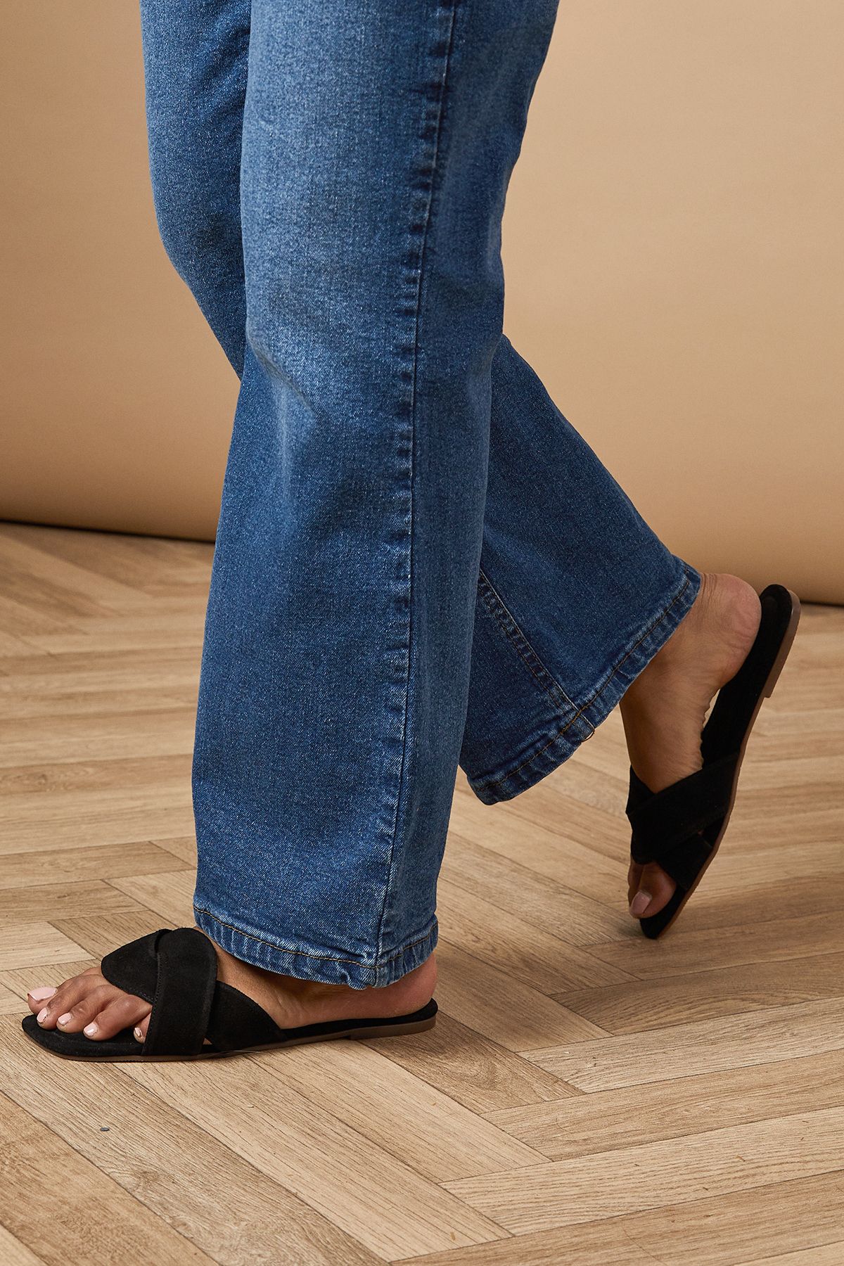 Oasis Fleeta Real Suede Twist Flat Mules Natural Black image 1