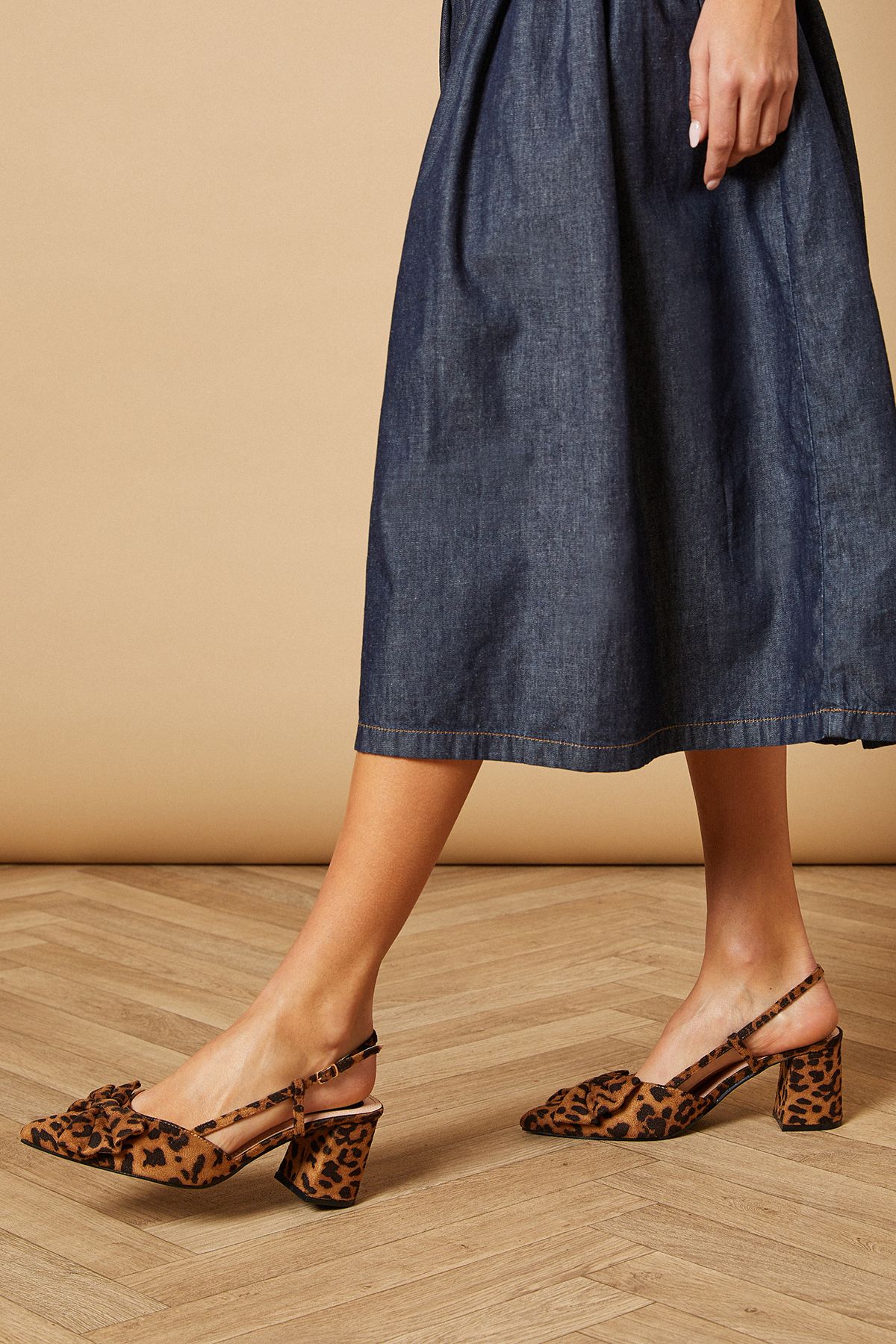 Oasis Dorinda Faux Suede Leopard Bow Slingback Block Heeled Shoes Leopard image 3