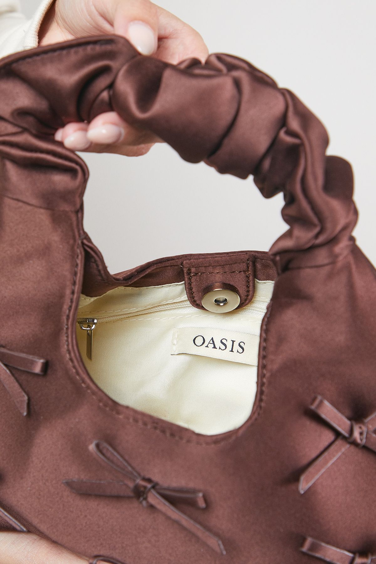 Oasis Liv Bow Detail Grab Bag Chocolate image 3