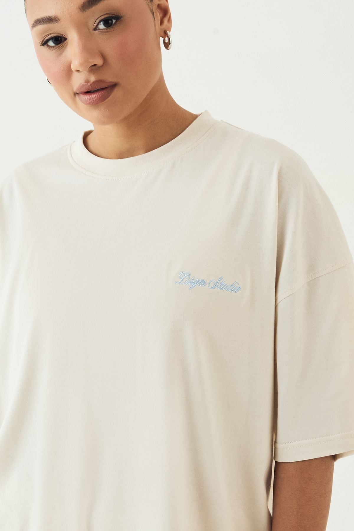 DSGN Studio DSGN Studio Script Embroidered Oversized T-Shirt Cream image 4