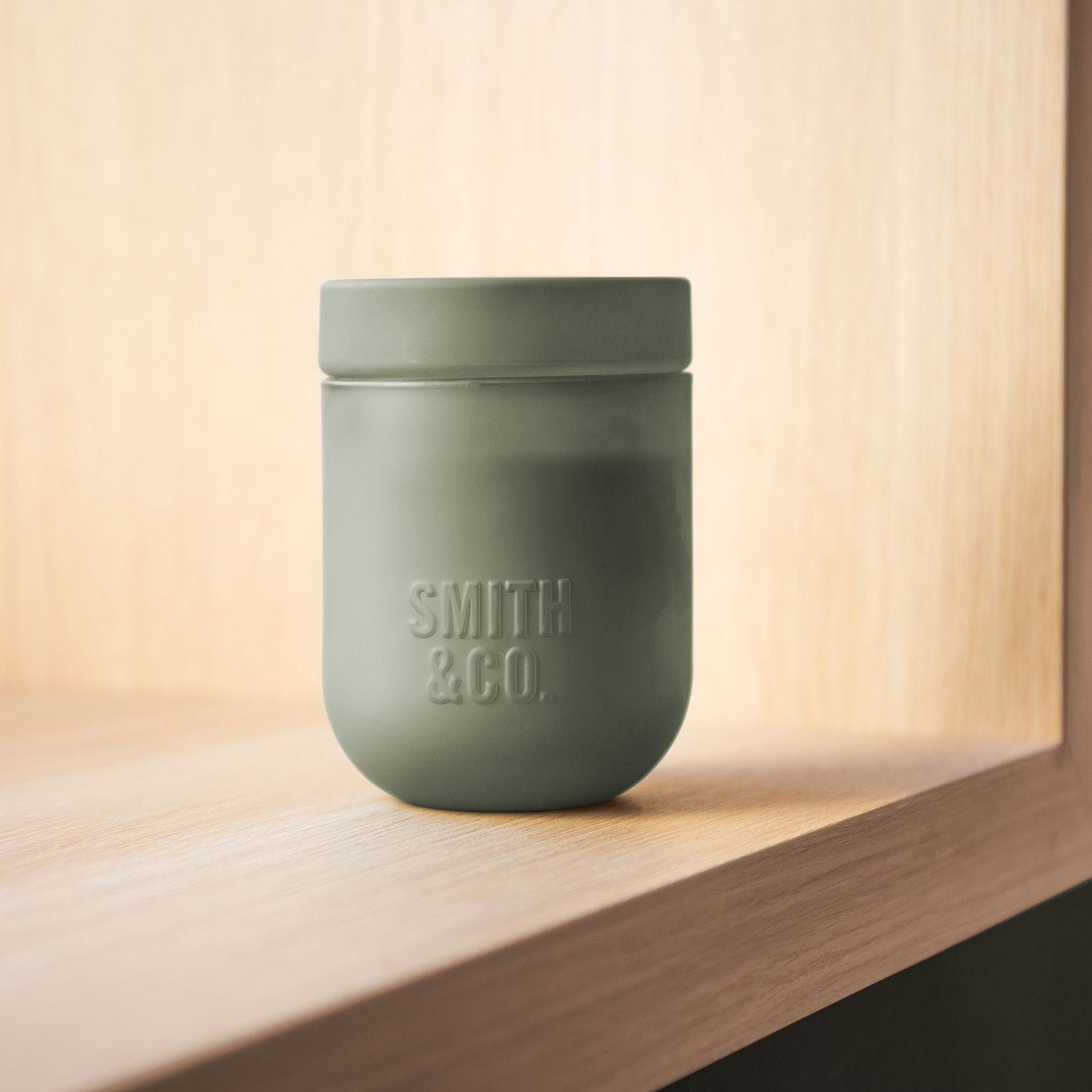 The Aromatherapy Company Smith & Co 250g Candle - Amber & Freesia image 1