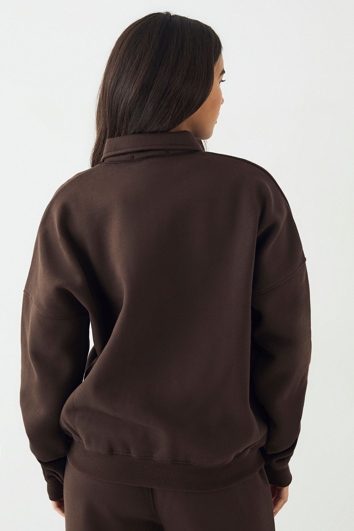 DSGN Studio DSGN Studio Self Fabric Applique Collared Sweatshirt Dark Chocolate image 2